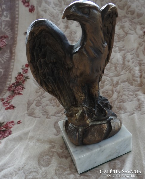 Antique Turtle - Saker Falcon bronze statue on marble pedestal