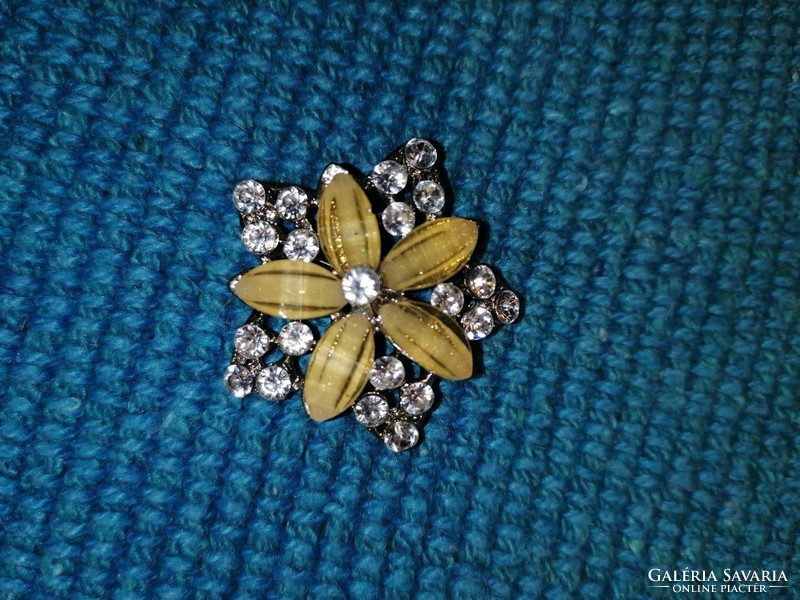Leaf and flower brooch (565)
