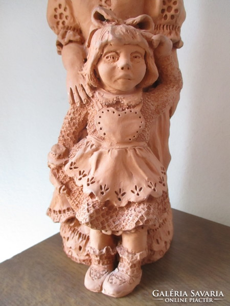 Nagyon szép kerámia figura anya gyermekével Réz jelzéssel