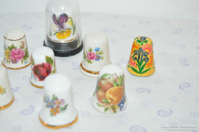 7 db virágmintás jelzett porcelán Angol gyűszű gyűjteményből
