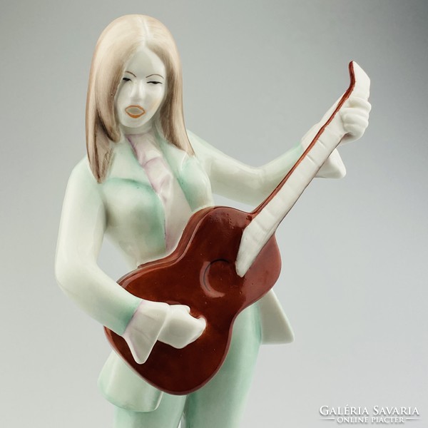 Aquincumi porcelán gitározó lány - Retro