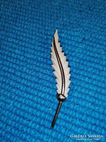 Leaf and flower brooch (565)