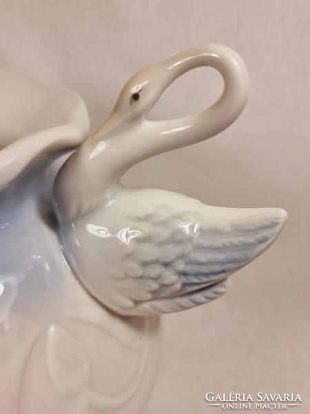 Porcelanas miquel requena s.A cuart de poblet valencia spanish swan vase