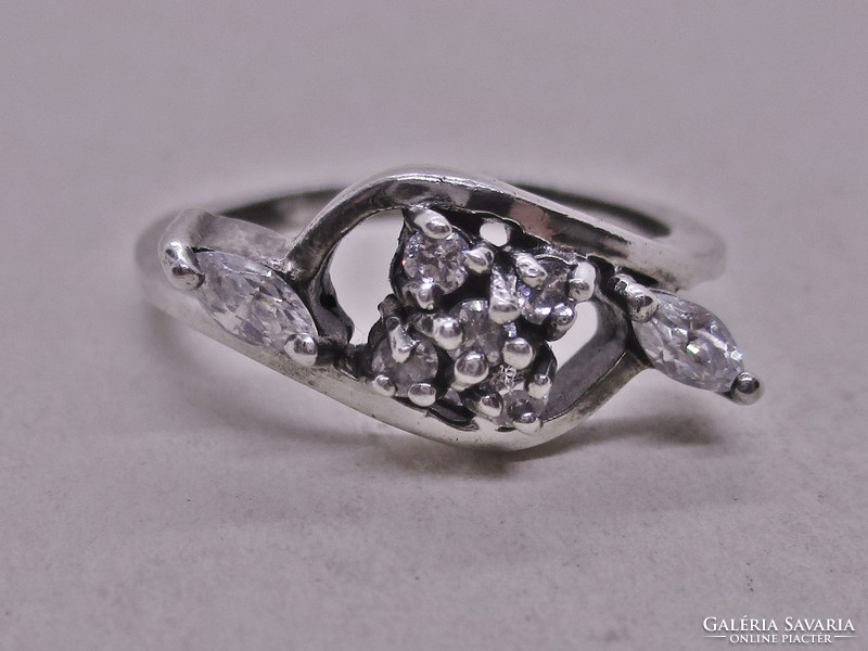 Gyönyörű  ezüst gyűrű fehér kövekkel