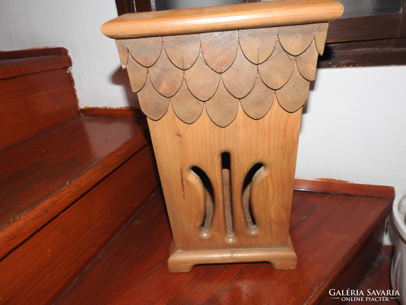 Wooden umbrella holder with scales pattern