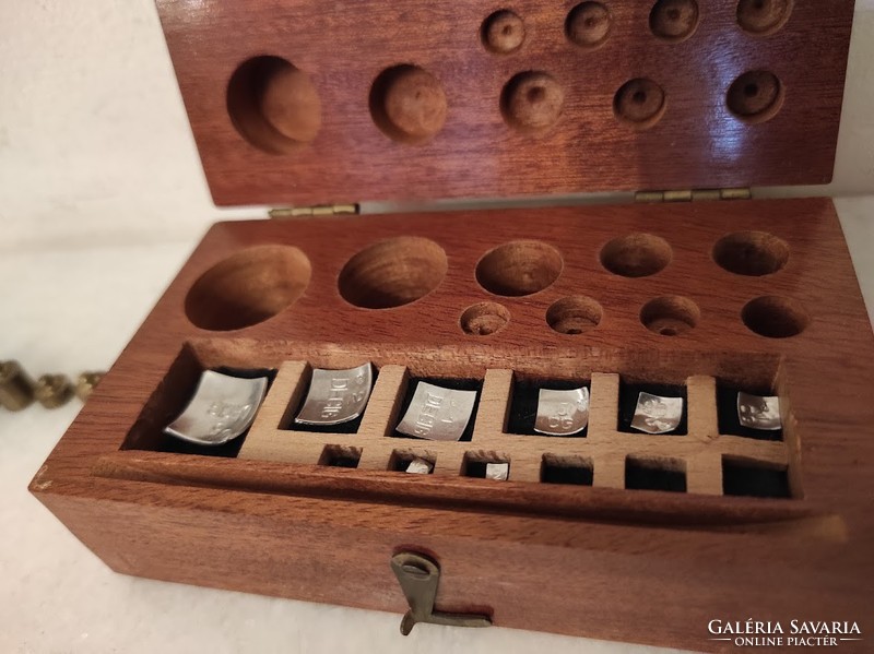 Antik patika mérleg készlet dobozában gyógyszertár eszköz 672