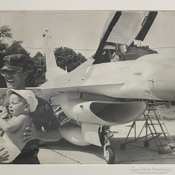 Fekete-fehér amatőr fotó- Amerikai katona és vadászgép 90-es évek