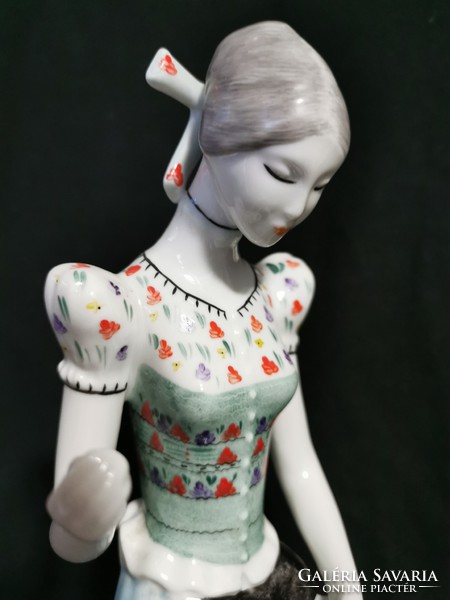 Hollóházi porcelán figura népviseletbe, varrónő 24cm!