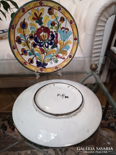 Olasz majolika, Deruta, kézzel festett, kézzel karcolt tálak, Umbria tartomány ,2 db tányér 26 cm