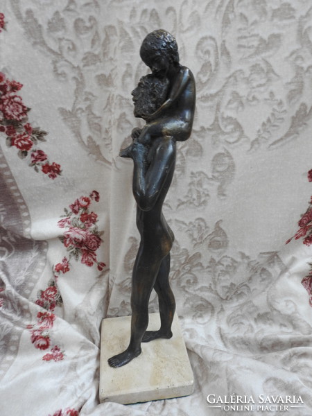 Férfi akt kisfiával a nyakában - Bronz kisplasztika szobor 37,5 cm!