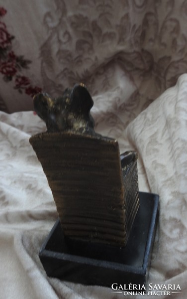 Disznó a fotelben  - bronz szobor kisplasztika márvány alapzaton