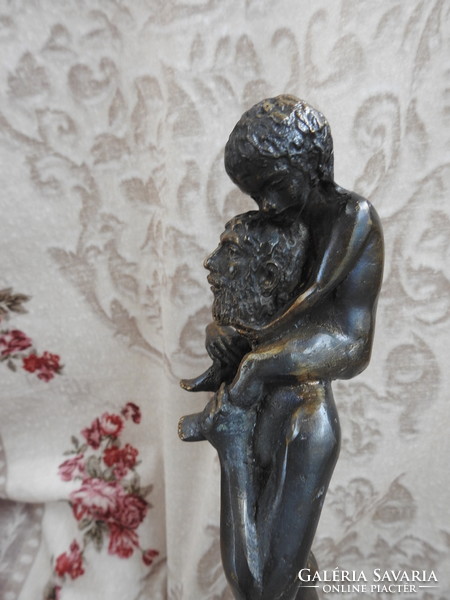 Férfi akt kisfiával a nyakában - Bronz kisplasztika szobor 37,5 cm!