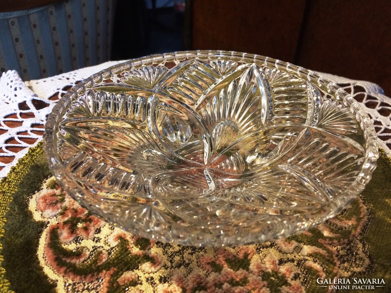 Special, giftable, medium-sized, flawless, old, three-legged, engraved crystal bowl
