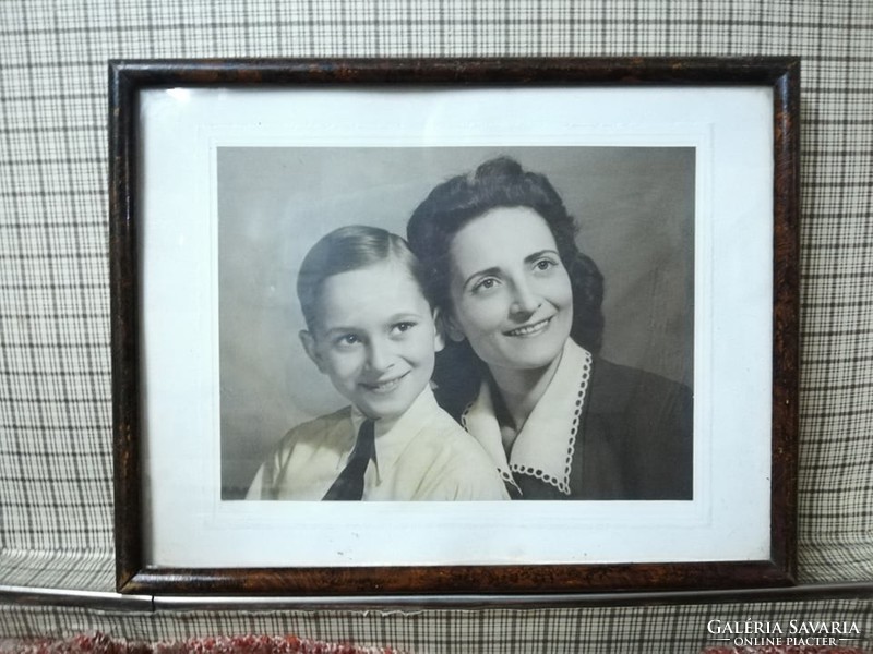 In a beautiful family portrait photo: dancer Péter Ledniczky and his mother in 1952.