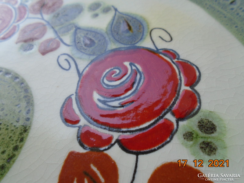 Kézzel festett majolika teás csésze tállal dombor vörös rózsa mintával Schramberg Majolika Fabrik