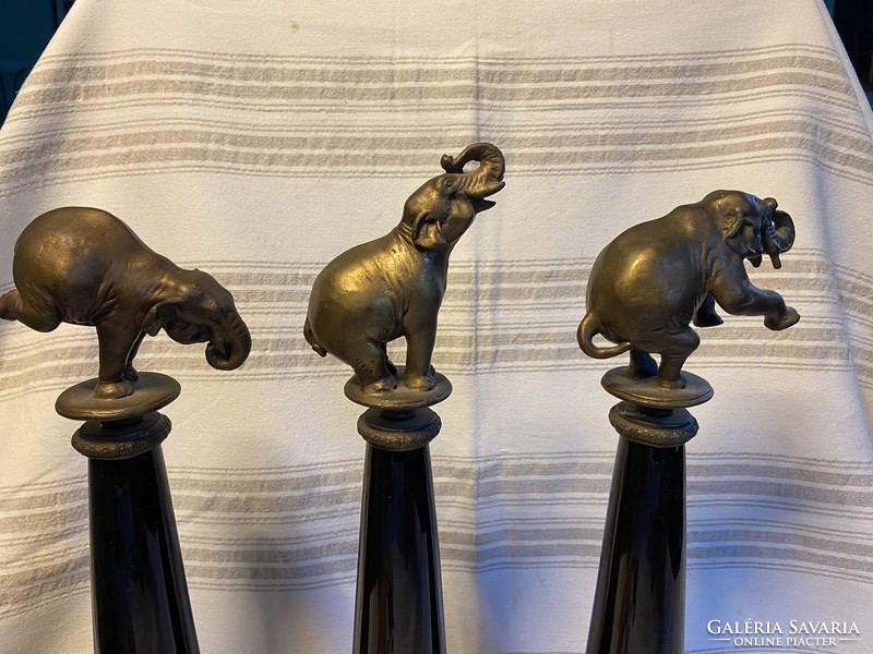 Bronz cirkuszi elefántszobrok fajansz oszlopon, 3 db-os szett, 45-50 cm magas