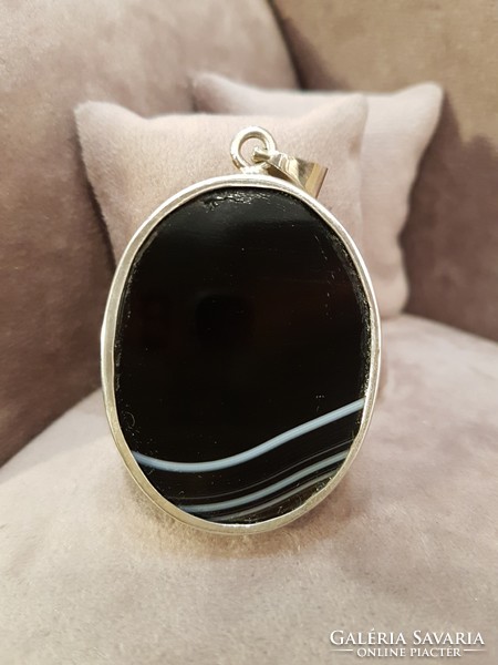 Silver pendant with agate stone