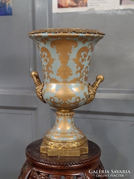 Világoskék ornamentális aranyozású füles porcelán váza