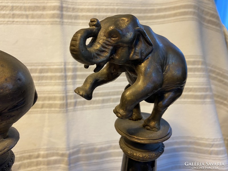 Bronz cirkuszi elefántszobrok fajansz oszlopon, 3 db-os szett, 45-50 cm magas
