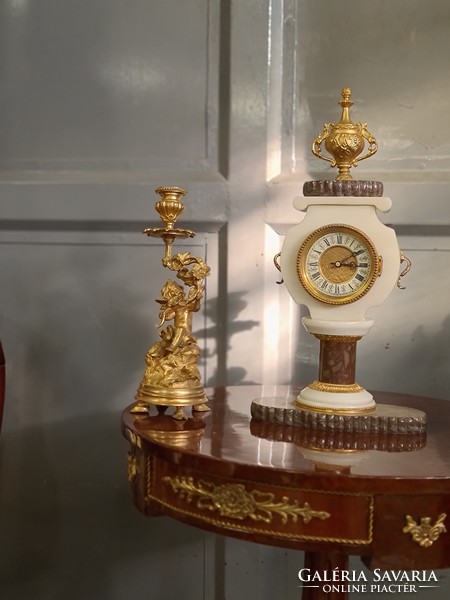 Márvány kandalló óra tűziaranyozott bronz gyertyatartóval