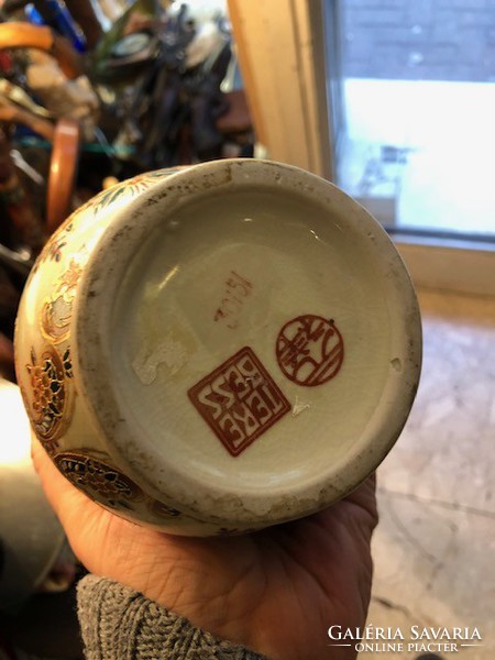 Kinai porcelán váza, szignált, jelzett, hibátlan, 28 cm-es magasságú