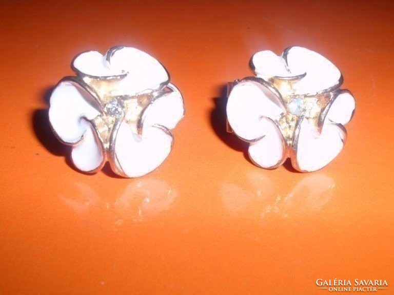 Snow white hydrangea flower with gold gold filled vintage earrings