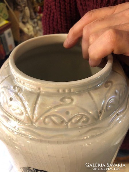 Kaukázusi porcelán váza, 45 cm-es magasságú hibátlan alkotás.