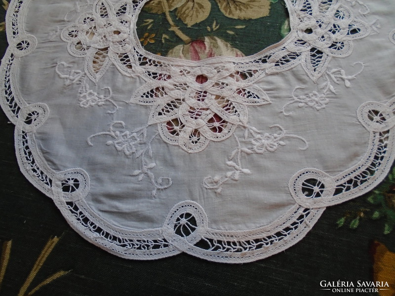 Lace collar with machine lace.