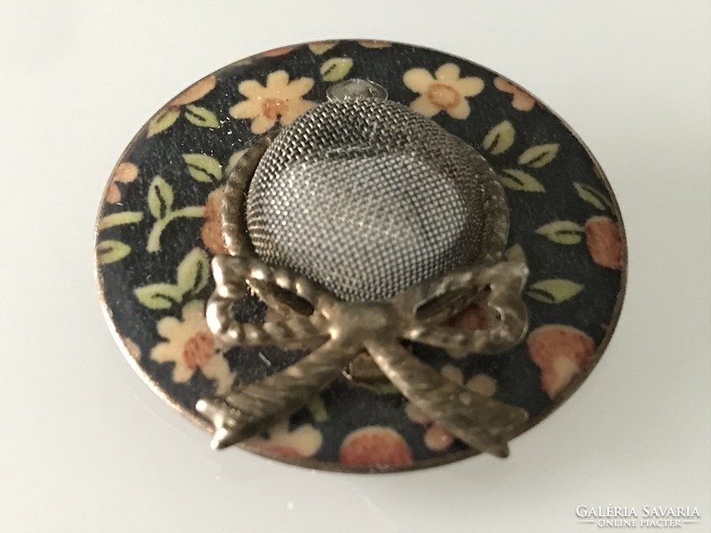Hat-shaped enamel brooch, 3.8 cm in diameter