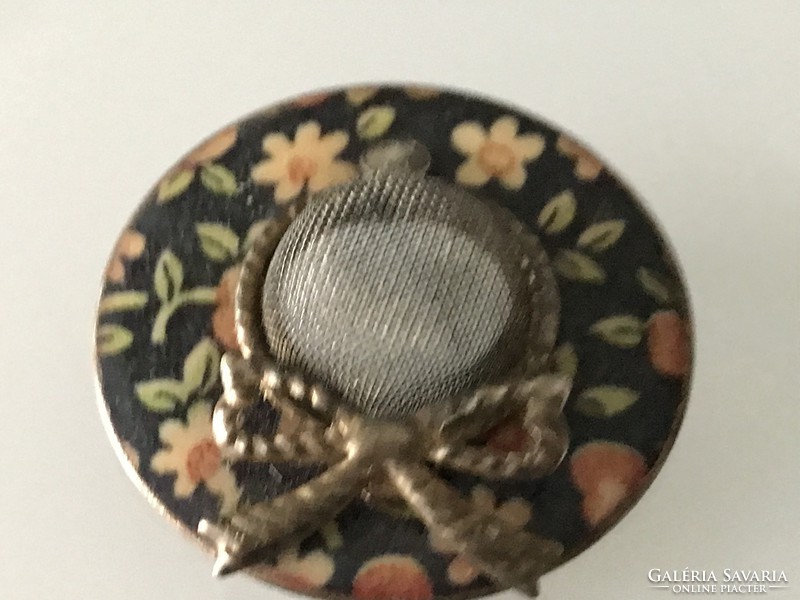 Hat-shaped enamel brooch, 3.8 cm in diameter