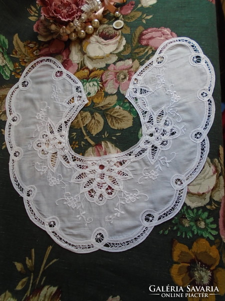 Lace collar with machine lace.