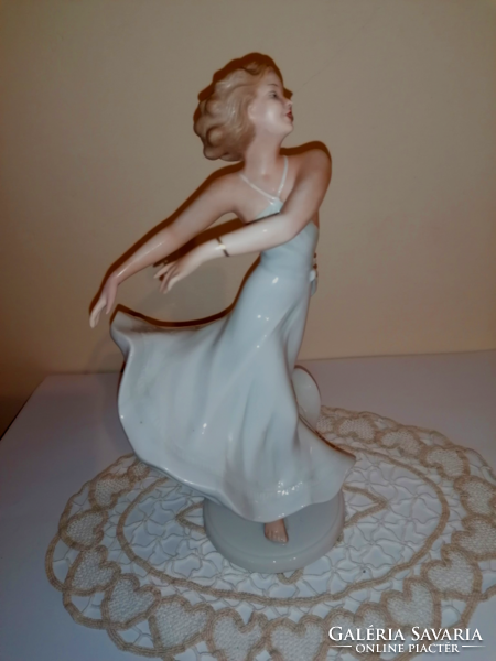 Gyönyörű Wallendorf  27! cm magas porcelán balerina