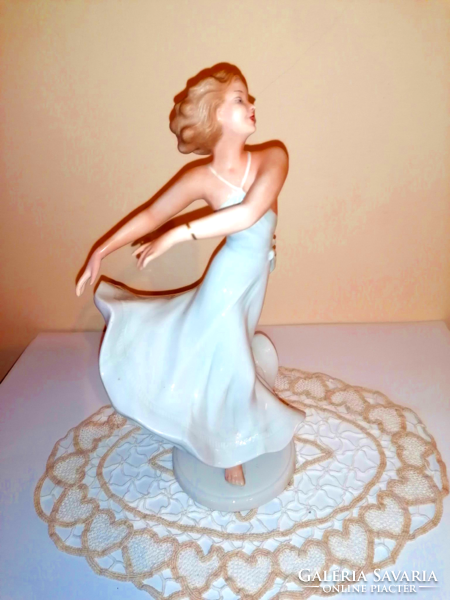 Beautiful wallendorf 27! Cm tall porcelain ballerina