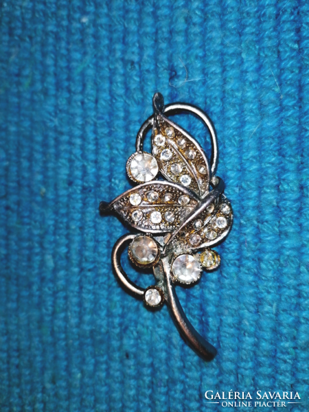 Brooch with leaves (100)