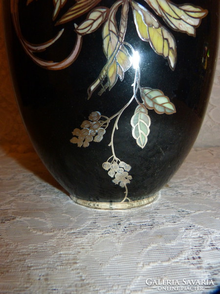 Ezüstbetétes porcelán váza.