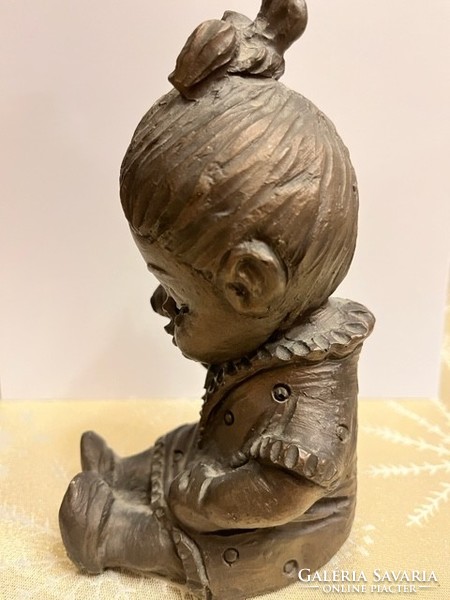 Dekoratív bronzszínű síró kislány figura