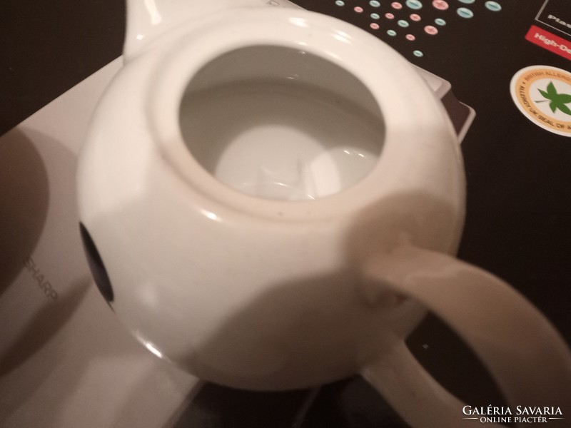 Practical porcelain teapot and cup set