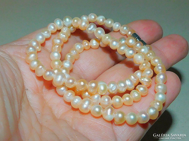 Champagne-sparkling shade of fine-grained real pearl necklace