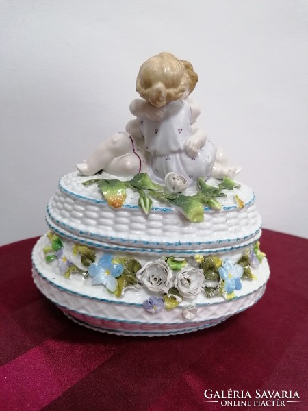 Figurális díszítéssel régi porcelán bonbonier