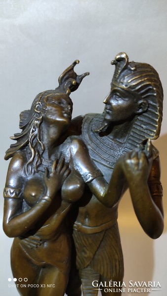 Jelzett - ALDO VITALEH - páros bronz szobor márvány talpon - szerelmes egyiptomi uralkodó pár