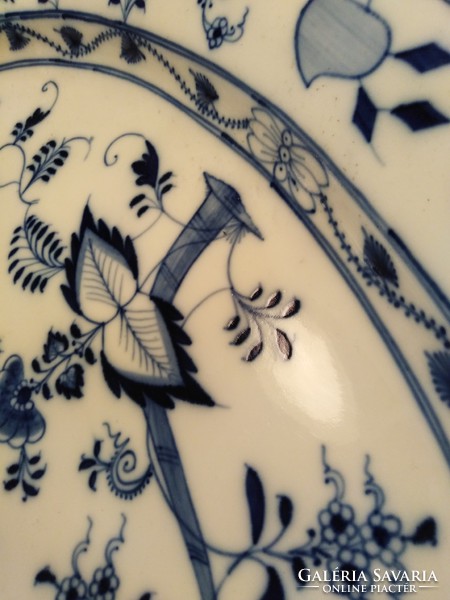 Offering a giant onion pattern from Cölln Meissen