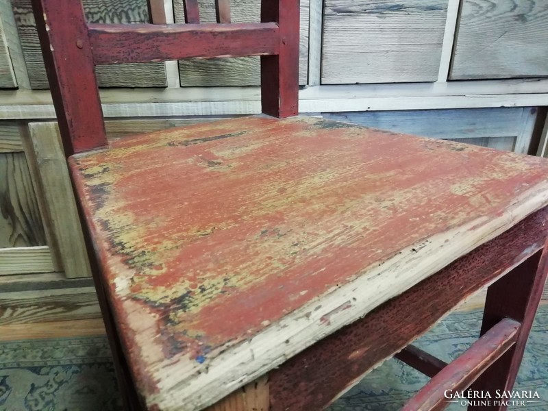 Vintage bordó szék, kopottas támlás konyhai szék