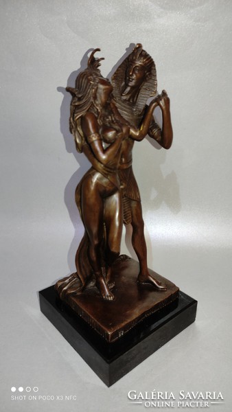 Jelzett - ALDO VITALEH - páros bronz szobor márvány talpon - szerelmes egyiptomi uralkodó pár