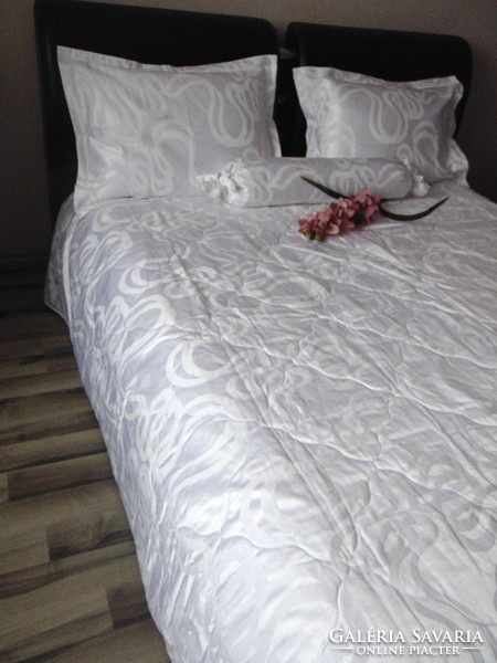 Csodaszép fehér ágytakaró párnahuzatokkal