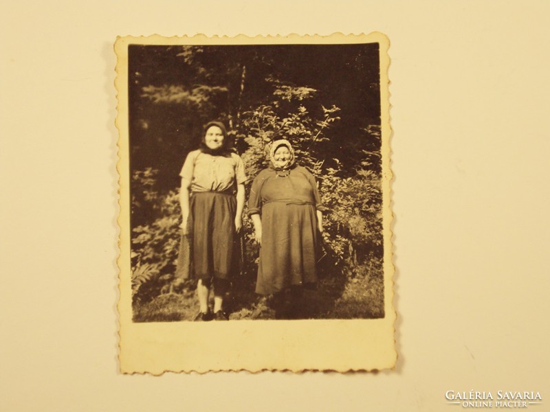 Régi fotó fénykép - Fejkendős néni, fejkendő, paraszt asszony, természet, erdő - 1940-1950-es évek