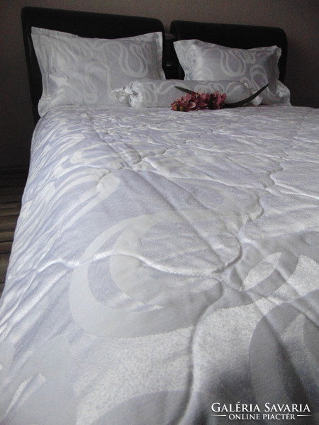 Wonderful white bedspread with pillowcases