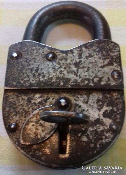 A rare, beautiful late baroque padlock, giant, 14 cm high and 80 dkg.