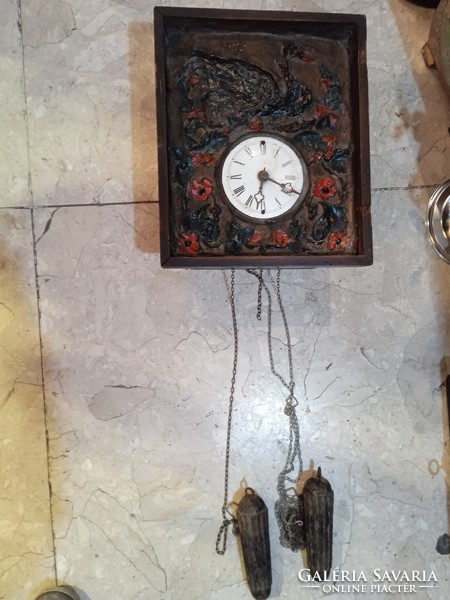 Two-weight wall clock, unique piece, in beautiful condition, excellent for collectors.