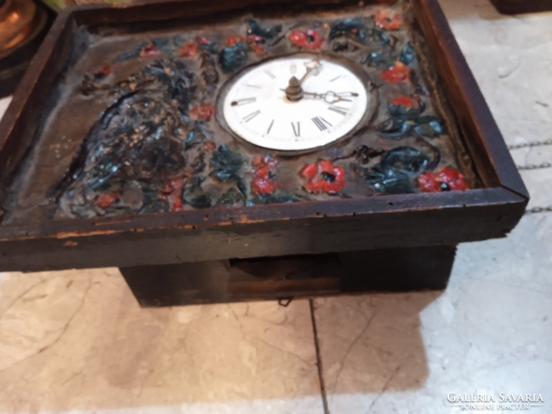 Two-weight wall clock, unique piece, in beautiful condition, excellent for collectors.