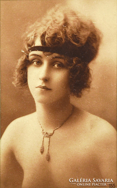 Antik képeslap, fotólap, reprint bekeretezve. Fiatal nő érdekes nyakékkel, 1910-es évek.
